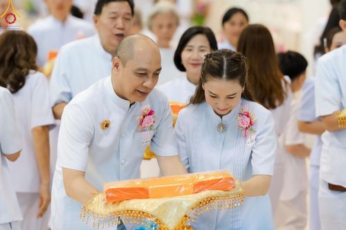 ภาพ No.160248:พิธีทอดผ้าป่าสมทบกฐินวัดพระธรรมกาย และสมทบกฐิน 30,000 วัดทั่วไทย ครั้งที่ 3 ณ สภาธรรมกายสากล วัดพระธรรมกาย วันพฤหัสบดีที่ 10 ตุลาคม พ.ศ. 2567