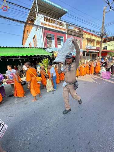 ภาพ No.133568:พิธีขอขมารับผ้าไตร, พิธีบรรพชาสามเณร, สามเณรออกบิณฑบาต ในโครงการบรรพชาสามเณร ฟื้นฟูพระพุทธศาสนาทั่วไทย  ณ ศูนย์ปฏิบัติธรรม และอบรมเยาวชนเมืองยะลา วันที่ 3 เมษายน พ.ศ. 2567