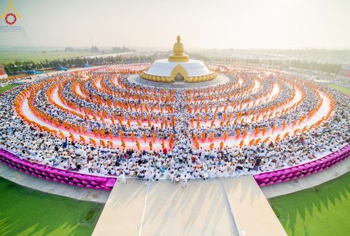 ภาพ No.201152:พิธีตักบาตรพระธรรมยาตรา ณ อนุสรณ์สถานลำดับที่ 5 สถานที่เผยแผ่วิชชาธรรมกายครั้งแรก อนุสรณ์สถานบางปลา วัดบางปลา อำเภอบางเลน จังหวัดนครปฐม ในโครงการธรรมยาตรา กตัญญูบูชา มหาปูชนียาจารย์ พระมงคลเทพมุนี(สด จนฺทสโร) พระผู้ปราบมาร อนุสรณ์สถาน 7 แห่ง ปีที่ 13