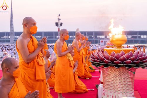 ภาพ No.122099:พิธีจุดประทีปถวายเป็นพุทธบูชา และบูชาธรรมมหาปูชนียาจารย์ พระมงคลเทพมุนี(สด จนฺทสโร) ในโครงการธรรมยาตรา กตัญญูบูชา มหาปูชนียาจารย์ พระมงคลเทพมุนี(สด จนฺทสโร) พระผู้ปราบมาร อนุสรณ์สถาน 7 แห่ง ปีที่ 12 วันที่ 31 มกราคม พ.ศ. 2567 ณ วัดพระธรรมกาย จ.ปทุมธานี