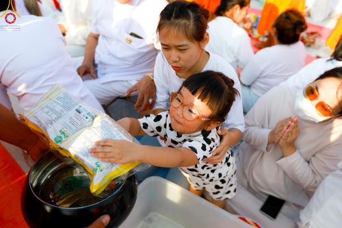 ภาพ No.112826:พิธีตักบาตรพระธรรมยาตราฯ ณ วัดสองพี่น้อง จ.สุพรรณบุรี วันที่ 15 มกราคม พ.ศ. 2567