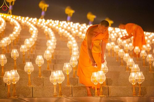 ภาพ No.160707:พิธีจุดประทีป 20,000 ดวง บูชาพระมหาธรรมกายเจดีย์ และบูชาพระมงคลเทพมุนี (สด จนฺทสโร) พระผู้ปราบมาร ณ ลานธรรม พระมหาธรรมกายเจดีย์ วัดพระธรรมกาย จ.ปทุมธานี วันที่ 10 ตุลาคม พ.ศ. 2567