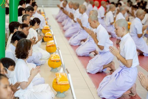 ภาพ No.228984:วันเสาร์ที่ 14 มิถุนายน พ.ศ. 2568 พิธีเวียนประทักษิณ , พิธีขอขมารับผ้าไตร ในโครงการบรรพชาอุปสมบทหมู่ ผู้บริหารรุ่นที่ 15 และ อุดมศึกษา รุ่นที่ 52 ณ โบสถ์พระไตรปิฎก วัดพระธรรมกาย