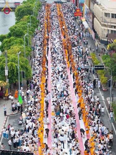 ภาพ No.210402:วันอาทิตย์ที่ 9 มีนาคม พ.ศ. 2568 พ่อเมืองโคราชจัดตักบาตรพระหมื่น ทำบุญเมือง 557 ปี