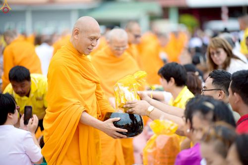 ภาพ No.242011:วันอาทิตย์ที่ 31 สิงหาคม พ.ศ. 2568 พิธีทำบุญแด่คณะสงฆ์ 122 รูป ฉลอง 121 ปี อำเภอคลองหลวง จ.ปทุมธานี เพื่อนำส่งช่วยเหลือคณะสงฆ์ 323 วัด 4 จังหวัดชายแดนภาคใต้ และช่วยเหลือประชาชนจากเหตุปะทะ แนวชายแดนไทย-กัมพูชา ณ บริเวณหน้าที่ว่าการอำเภอคลองหลวง 