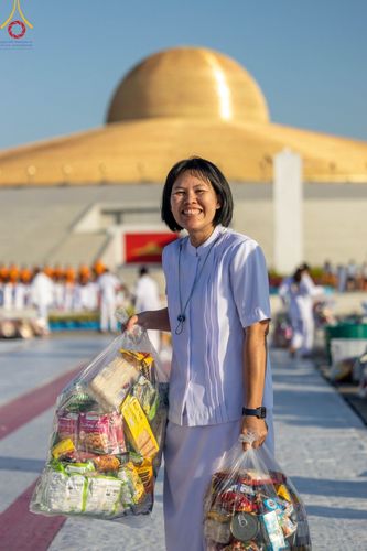 ภาพ No.105369:พิธีตักบาตรฉลองพระบวชใหม่ รุ่นบูชาธรรมมหาปูชนียาจารย์ และต้อนรับศักราชใหม่ วันจันทร์ที่ 1 มกราคม พ.ศ. 2567 ณ ลานธรรมพระมหาธรรมกายเจดีย์ วัดพระธรรมกาย