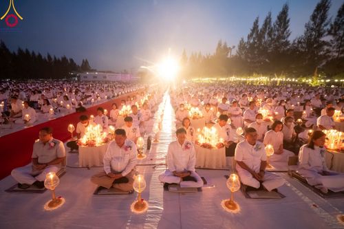 ภาพ No.109699:พิธีจุดประทีปถวายเป็นพุทธบูชา และบูชาธรรมมหาปูชนียาจารย์ วันที่ 10 มกราคม พ.ศ. 2567 ณ อนุสรณ์สถานคลองบางนางแท่น อ.สามพราน จ.นครปฐม