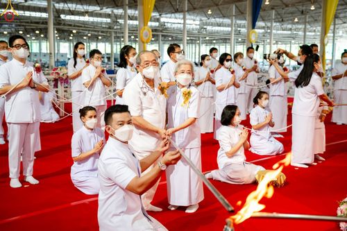 ภาพ No.89562:พิธีตักบาตร ข้าวสารอาหารแห้ง พิธีบูชาข้าวพระ และพิธีจุดเทียนใจ ไฟนิรันดร์  อนันตชัย ณ สภาธรรมกายสากล วัดพระธรรมกาย วันอาทิตย์ที่ 1 ตุลาคม พ.ศ. 2566