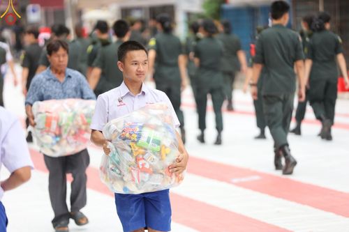 ภาพ No.146366:ตักบาตรพระ 1,384 รูป ทำบุญเมืองฝางครบรอบ 1,383 ปี ถวายเป็นพระราชกุศลแด่พระบาทสมเด็จพระเจ้าอยู่หัว เนื่องในโอกาสพระราชพิธีมหามงคล เฉลิมพระชนมพรรษา 6 รอบ 72 พรรษา วันเสาร์ที่ 27 กรกฎาคม พ.ศ.2567  ณ ถนนหน้าที่ว่าการอำเภอฝาง จ.เชียงใหม่