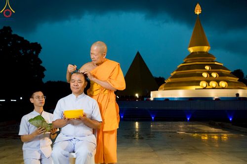 ภาพ No.223274:วันที่ 2 -10 พฤษภาคม พ.ศ. 2568 พิธีตัดปอยผม ปลงผม พิธีขอขมาลาอุปสมบทอุทิศชีวิต ของอุบาสก พิสิทธิ์ หมื่นแกล้ว  ณ วัดพระธรรมกาย