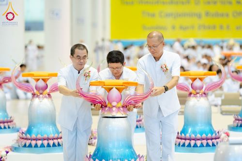 ภาพ No.215514:วันอาทิตย์ต้นเดือนที่ 6 เมษายน พ.ศ. 2568 ขบวนอัญเชิญผ้าป่าสมทบ มหาสังฆทาน 40,000 กว่าวัดทั่วประเทศ ณ สภาธรรมกายสากล วัดพระธรรมกาย