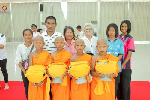 ภาพ No.216312:วันเสาร์ที่ 5 เมษายน พ.ศ. 2568 พิธีตัดปอยผม พิธีขอขมาผู้ปกครอง พิธีขอขมามอบผ้าไตร พิธีบรรพชา พิธีถวายบาตรสามเณร ณ ศูนย์ปฏิบัติธรรมและศูนย์อบรมเยาวชนเพชรบุรี ต.ท่าแลง อ.ท่ายาง จ.เพชรบุรี