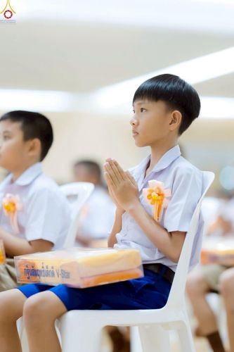 ภาพ No.246042:วันเสาร์ที่ 13 กันยายน พ.ศ. 2568 พิธีมอบผ้าไตรประธานกฐินสัมฤทธิ์เด็กดี V-Star ณ สภาธรรมกายสากล วัดพระธรรมกาย