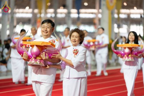 ภาพ No.134428:พิธีทอดผ้าป่าสมทบ มหาสังฆทาน 10,000 วัด ทั่วไทย วันอาทิตย์ต้นเดือนที่ 7 เมษายน พ.ศ.2567 ณ ห้องแก้วสารพัดนึก 1 สภาธรรมกายสากล  วัดพระธรรมกาย จ.ปทุมธานี