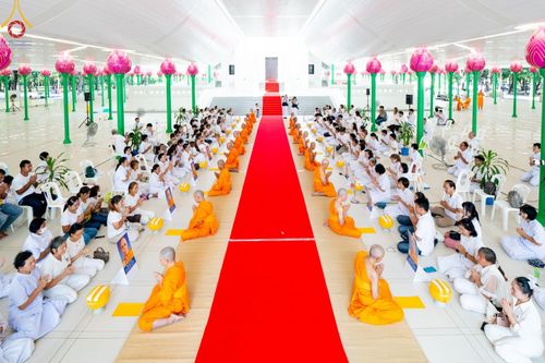 ภาพ No.159826:พิธีตัดปอยผมปลงผมนาคธรรมทายาท, พิธีบรรพชาอุปสมบทหมู่ โครงการอุปสมบทหมู่บูชาธรรม 140 ปี พระมงคลเทพมุนี (สด จนฺทสโร) ณ โบสถ์พระไตรปิฏก วัดพระธรรมกาย วันเสาร์ที่ 5 ตุลาคม พ.ศ. 2567