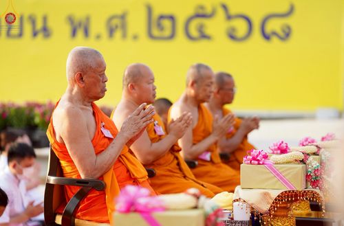 ภาพ No.221685:วันอังคารที่ 22 เมษายน พ.ศ. 2568 ภาพพิธีถวายมหาสังฆทานคณะสงฆ์ 40,000 กว่าวัดทั่วประเทศ เนื่องในวันคุ้มครองโลก ชุดที่ 2 (ปลื้มให้สมการรอคอย) ณ ลานธรรมพระมหาธรรมกายเจดีย์ วัดพระธรรมกาย