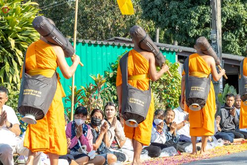 ภาพ No.290450:วันที่ 7 มกราคม พ.ศ. 2569 พิธีต้อนรับพระธรรมยาตรา ณ อนุสรณ์สถานลำดับที่ 2  สถานที่ตั้งมโนปณิธานบวชตลอดชีวิต อนุสรณ์สถานคลองบางนางแท่น (ภาพชุดที่ 2) อ.สามพราน จ.นครปฐม ในโครงการธรรมยาตรา กตัญญูบูชา มหาปูชนียาจารย์ พระมงคลเทพมุนี(สด จนฺทสโร) พระผู้ปราบมาร 