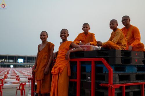 ภาพ No.323179:วันที่ 19 เมษายน พ.ศ.2569 การเรียงกล่องไทยธรรม , เตรียมงานจราจร เพื่องานถวายมหาสังฆทาน 40,000 กว่าวัดทั่วประเทศ วันคุ้มครองโลก 22 เมษายน พ.ศ.2569 วัดพระธรรมกาย