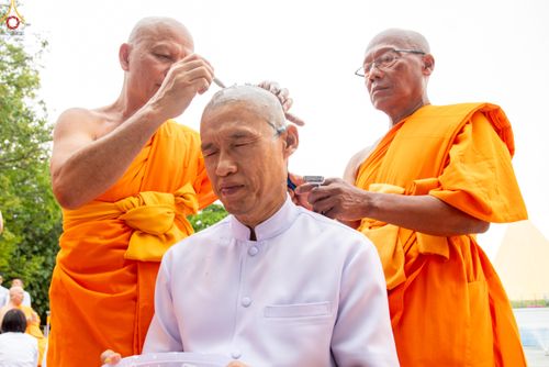 ภาพ No.330244:วันที่ 30 พฤษภาคม พ.ศ.2569 พิธีตัดปอยผมและปลงผม อุบาสกอุปสมบทอุทิศชีวิต 11 ท่าน ณ โบสถ์พระไตรปิฎก วัดพระธรรมกาย จังหวัดปทุมธานี