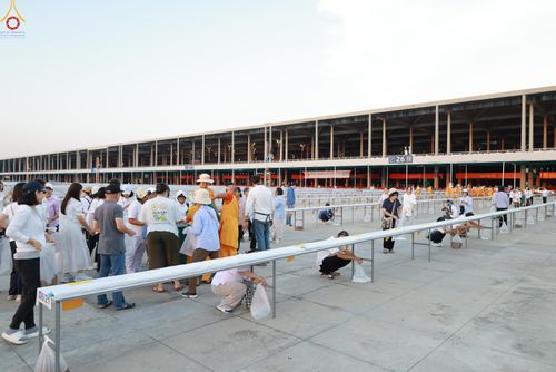 ภาพ No.320437:วันที่ 9 เมษายน พ.ศ.2569 การเตรียมงาน มัดถุงน้ำ ถ่วงขาโต๊ะไทยธรรม เพื่องานถวายมหาสังฆทาน 40,000 กว่าวัดทั่วประเทศ วันคุ้มครองโลก 22 เมษายน พ.ศ.2569 วัดพระธรรมกาย