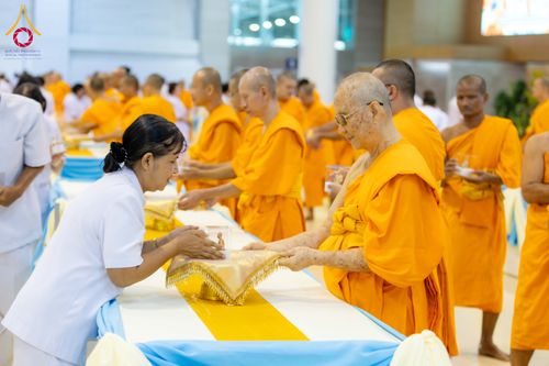 ภาพ No.338071:วันอาทิตย์ต้นเดือน 5 กรกฎาคม พ.ศ.2569 สัมมนาพิเศษ พิธีมอบพระของขวัญ ณ ห้องแก้วสารพัด1 วัดพระธรรมกาย
