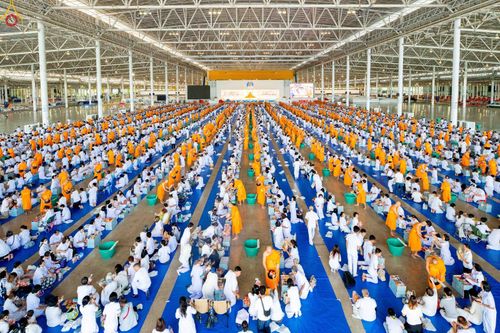 ภาพ No.345415:วันพฤหัสบดีที่ 27 สิงหาคม พ.ศ.2569 พิธีตักบาตรในวันธรรมชัย ณ สภาธรรมกายสากล วัดพระธรรมกาย ปทุมธานี