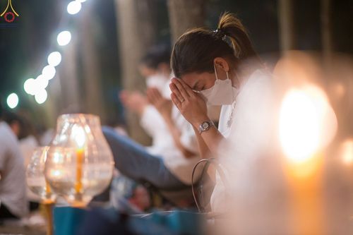 ภาพ No.69537:พิธีจุดประทีปถวายเป็นพุทธบูชา และบูชาธรรมมหาปูชนียาจารย์ ในโครงการธรรมยาตรากตัญญูบูชา มหาปูชนียาจารย์ พระมงคลเทพมุนี(สด จนฺทสโร) พระผู้ปราบมาร ปีที่ 11 ณ อนุสรณ์สถานมหาวิหารพระมงคลเทพมุนี อ.สองพี่น้อง จ.สุพรรณบุรี