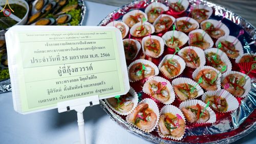 ภาพ No.74196:พิธีถวายภัตตาหารเป็นสังฆทาน แด่คณะพระธรรมยาตราฯ ในโครงการธรรมยาตรากตัญญูบูชา มหาปูชนียาจารย์ พระมงคลเทพมุนี(สด จนฺทสโร) พระผู้ปราบมาร อนุสรณ์สถาน 7 แห่ง ปีที่ 11 วันที่ 25 มกราคม พ.ศ. 2566