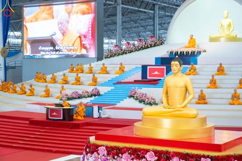 ภาพ No.83722:พิธีวางแผ่นจารึกชื่อและพิธีวางพวงมาลัยสักการะพระประธาน วันอาทิตย์ที่ 16 กรกฎาคม พ.ศ. 2566 ณ รัตนบัลลังก์ สภาธรรมกายสากล วัดพระธรรมกาย