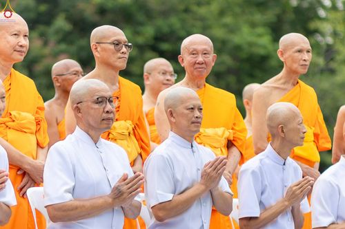 ภาพ No.330595:วันที่ 30 พฤษภาคม พ.ศ.2569 พิธีตัดปอยผมและปลงผม อุบาสกอุปสมบทอุทิศชีวิต 11 ท่าน (ภาพชุดที่ 2) ณ โบสถ์พระไตรปิฎก วัดพระธรรมกาย จังหวัดปทุมธานี
