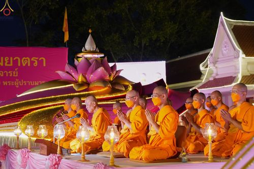ภาพ No.73478:พิธีจุดประทีปถวายเป็นพุทธบูชา และบูชาธรรมมหาปูชนียาจารย์ ในโครงการธรรมยาตรากตัญญูบูชา มหาปูชนียาจารย์ พระมงคลเทพมุนี(สด จนฺทสโร) พระผู้ปราบมาร ปีที่ 11 ณ อนุสรณ์สถานลำดับที่ 4 สถานที่เกิดด้วยกายธรรม วัดโบสถ์ (บน) บางคูเวียง อ.บางกรวย จ.นนทบุรี วันที่ 21 