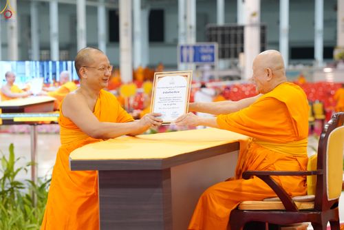 ภาพ No.339034:วันอาทิตย์ที่ 12 กรกฎาคม พ.ศ.2569 พิธีมุทิตาผู้สอบได้เปรียญธรรม ประโยค 1-2 ถึง ป.ธ.9 และ บ.ศ.1-2 ถึง บ.ศ.6 สำนักศาสนศึกษาวัดพระธรรมกาย ประจำปี 2569, พิธีมอบตราตั้งแต่งตั้งอาจารย์ใหญ่ สำนักศาสนศึกษาวัดพระธรรมกาย