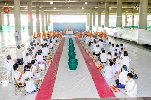 ภาพ No.339966:วันอาทิตย์ที่ 19 กรกฎาคม พ.ศ.2569 พิธีตักบาตรโครงการบรรพชาสามเณรนานาชาติ รุ่นที่ 15 ณ มหารัตนวิหารคด 6 วัดพระธรรมกาย