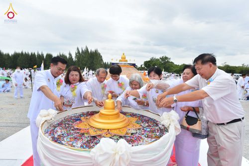 ภาพ No.346661:วันอาทิตย์ที่ 30 สิงหาคม พ.ศ.2569 พิธีทอดผ้าป่า สวดธรรมจักรกัปปวัตนสูตรกลั่นแผ่นดินโปรยรัตนชาติ  สถาปนาองค์พระเจดีย์เพื่อสร้างสันติภาพโลก  ณ ศูนย์ปฏิบัติธรรมพนมสารคาม (เพชรตะวัน) จังหวัดฉะเชิงเทรา