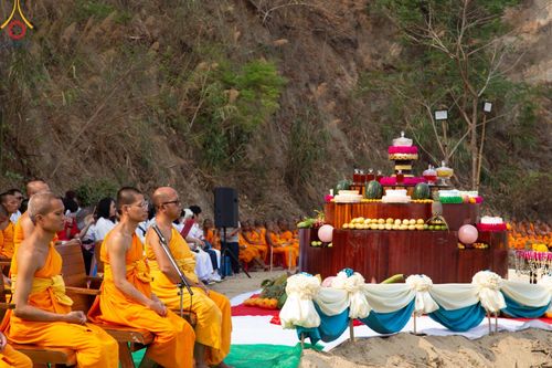 ภาพ No.139301:Photo Story  มหัศจรรย์วัดดงดินแดง Episode 7 พระภิกษุ-สามเณร ในโครงการบรรพชาอุปสมบทหมู่  กว่า 500 รูป ศีลจาริณีและสาธุชนกว่า 500 คน ร่วมพิธีบูชาข้าวพระ วัดดงดินแดง ต.ม่อนจอง อ.อมก๋อย จ.เชียงใหม่ วันอาทิตย์ที่ 7 เมษายน พ.ศ.2567