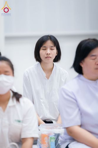 ภาพ No.60733:พิธีตักบาตรพระภิกษุสามเณร ธรรมทายาทระดับอุดมศึกษา วันเสาร์ที่ 20 เมษายน พ.ศ. 2567 ณ ห้องปฎิบัติธรรม ชั้นลอย มหารัตนวิหารคด 13 วัดพระธรรมกาย จ.ปทุมธานี