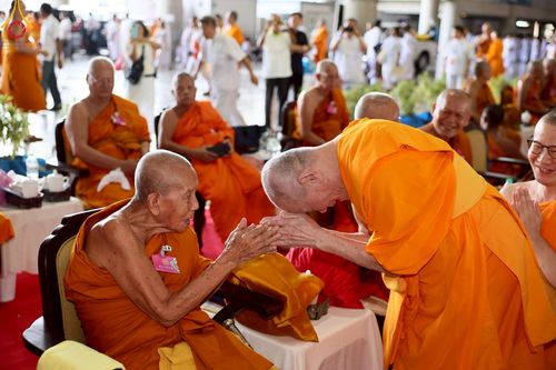 ภาพ No.221517:วันอังคารที่ 22 เมษายน พ.ศ. 2568 ภาพพิธีถวายมหาสังฆทานคณะสงฆ์ 40,000 กว่าวัดทั่วประเทศ เนื่องในวันคุ้มครองโลก ชุดที่ 2 (ปลื้มให้สมการรอคอย) ณ ลานธรรมพระมหาธรรมกายเจดีย์ วัดพระธรรมกาย