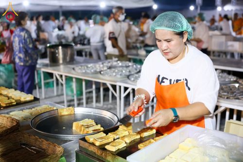 ภาพ No.191731:พิธีถวายภัตตาหารเป็นสังฆทาน แด่พระธรรมยาตรา ณ อนุสรณ์สถานคลองบางนางแท่น อ.สามพราน จ.นครปฐม ในโครงการธรรมยาตรา กตัญญูบูชา มหาปูชนียาจารย์ พระมงคลเทพมุนี(สด จนฺทสโร) พระผู้ปราบมาร อนุสรณ์สถาน 7 แห่ง ปีที่ 13 วันที่ 9 มกราคม พ.ศ. 2568