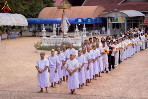 ภาพ No.275819:วันพุธที่ 3 ธันวาคม พ.ศ. 2568 พิธีบรรพชาอุปสมบท โครงการอุปสมบทบูชาธรรมมหาปูชนียาจารย์ ศูนย์อบรม : ศูนย์ส่งเสริมศีลธรรม จ.พะเยา ณ โบราณสถานพระธาตุจอมทอง และ โบสถ์กลางน้ำ วัดพระธาตุศรีโคมคำ อำเภอเมือง จังหวัดพะเยา