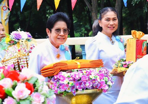 ภาพ No.168240:พิธีทอดกฐิน ณ วัดถนนโค้ง จ.ลพบุรี ในโครงการกฐินสามัคคีทั่วไทย 30,000 วัด บูชาธรรม 80 ปี หลวงพ่อธัมมชโย โดยคณะศิษยานุศิษย์วัดพระธรรมกาย วันที่ 20 ตุลาคม พ.ศ. 2567