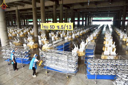 ภาพ No.218414:วันที่ 15 - 18 เมษายน พ.ศ. 2568 การเตรียมภาชนะสำหรับถวายภัตตาหาร , การจัดโต๊ะเก้าอี้ในลานธรรม , การแพ็คพัสดุงานต้อนรับ เพื่องานวันคุ้มครองโลก 22 เมษายน พ.ศ.2568 วัดพระธรรมกาย