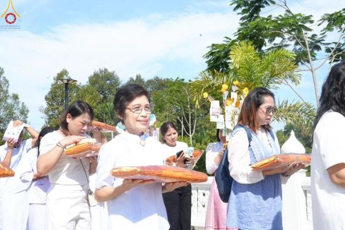 ภาพ No.167159:พิธีทอดกฐิน ณ วัดป่าสวนพฤกษชาติ ต.ทุ่งโพธิ์ อ.นาดี จ.ปราจีนบุรี ในโครงการกฐินสามัคคีทั่วไทย 30,000 วัด บูชาธรรม 80 ปี หลวงพ่อธัมมชโย โดยคณะศิษยานุศิษย์วัดพระธรรมกาย วันที่ 24 ตุลาคม พ.ศ. 2567