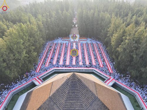 ภาพ No.190179:พิธีตักบาตรพระธรรมยาตรา ณ อนุสรณ์สถานลำดับที่ 1 สถานที่เกิดด้วยรูปกายเนื้อ อนุสรณ์สถานมหาวิหารพระมงคลเทพมุนี (โลตัสแลนด์) อ.สองพี่น้อง จ.สุพรรณบุรี ในโครงการธรรมยาตรา กตัญญูบูชา มหาปูชนียาจารย์ พระมงคลเทพมุนี(สด จนฺทสโร) พระผู้ปราบมาร อนุสรณ์สถาน 7 แห่ง 