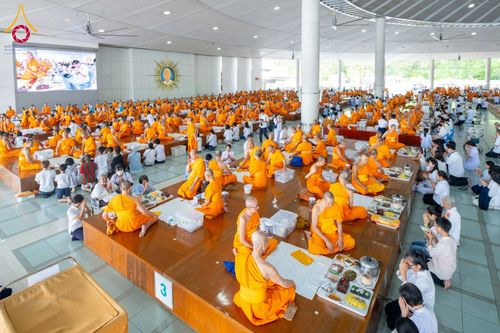 ภาพ No.210571:วันเสาร์ที่ 8 มีนาคม พ.ศ. 2568 พิธีสวดพระพุทธมนต์ และถวายภัตตาหารเมนูสวรรค์แด่พระภิกษุ สามเณร ณ หอฉันคุณยายอาจารย์ฯ วัดพระธรรมกาย