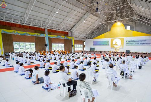 ภาพ No.249030:วันที่ 26-28 กันยายน พ.ศ. 2568 โครงการอบรม อุบาสกแก้ว อุบาสิกาแก้ว รุ่นที่ 3  ณ ศูนย์ปฏิบัติธรรมสมุทรปราการ ได้รับความเมตตาจากคณะสงฆ์ในพื้นที่  รวมถึงผู้บริหารสถานศึกษา ที่นำนักเรียนระดับมัธยมปลาย  มารับฟังข้อมูลเพื่อที่จะเป็นกำลังสำคัญ ในการเข้าร่วมขบวน