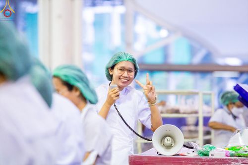 ภาพ No.58776:V.40 ภัตตาหารพระหมื่นวัด เราจัดให้ การปฏิบัติงานของเจ้าหน้าที่และอาสาสมัคร เพื่อรับบุญในการถวายภัตตาหาร แด่คณะสงฆ์ 10,000 กว่าวัดทั่วประเทศ ที่มาร่วมงานวันคุ้มครองโลก จันทร์ที่ 22 เมษายน พ.ศ. 2567 ณ วัดพระธรรมกาย