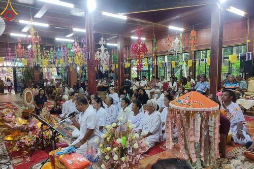 พิธีทอดกฐิน ณ วัดภูหินตัด จ.บุรีรัมย์ ในโครงการทอดกฐินสามัคคีทั่วไทย 30,000 วัด บูชาธรรม 80 ปี หลวงพ่อธัมมชโย โดยคณะศิษยานุศิษย์วัดพระธรรมกาย วันที่ 27 ตุลาคม พ.ศ. 2567