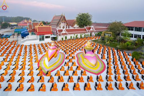 ภาพ No.110775:พระธรรมยาตราร่วมปฏิบัติธรรม และถ่ายภาพหมู่ประวัติศาสตร์ ในโครงการธรรมยาตรากตัญญูบูชา มหาปูชนียาจารย์ พระมงคลเทพมุนี(สด จนฺทสโร) พระผู้ปราบมาร อนุสรณ์สถาน 7 แห่ง ปีที่ 12 วันที่ 12 มกราคม พ.ศ. 2567 ณ วัดสองพี่น้อง จ.สุพรรณบุรี