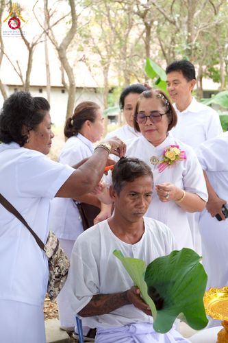 ภาพ No.277886:พิธีตัดปอยผมและปลงผมนาคธรรมทายาท พิธีขอขมาผู้ปกครอง ณ ศูนย์อบรมเยาวชนนครปฐม จ.นครปฐม และพิธีมอบบาตร ผ้าไตร นาคธรรมทายาท พิธีบรรพชา อุปสมบทหมู่ ณ วัดลาดหญ้าไทร จ.นครปฐม