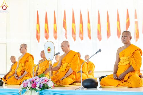 ภาพ No.158888:พิธีตักบาตร ในวันอาทิตย์ต้นเดือน วันที่ 6 ตุลาคม พ.ศ. 2567 ณ สภาธรรมกายสากล วัดพระธรรมกาย